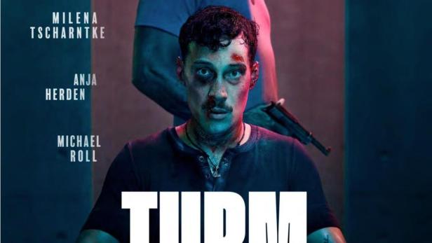 Das Filmplakat für „Turm Schatten“ zeigt einen verletzten Mann im Rollstuhl und einen bedrohlich wirkenden älteren Mann im Hintergrund.