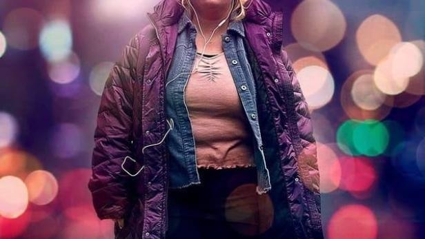 Das Filmplakat für „Elvira“ zeigt eine Frau mit Kopfhörern, die nachts in der Stadt unterwegs ist.