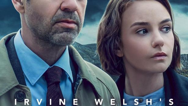 Das Filmplakat zu „Crime“ zeigt zwei ernste Ermittler vor einer düsteren Landschaft.