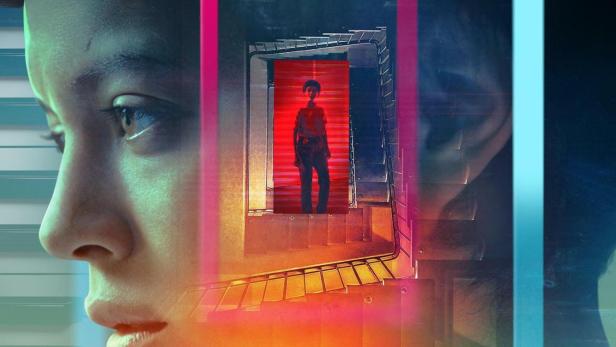 Das Filmplakat für „Open Your Eyes“ zeigt das Gesicht einer jungen Frau und einen Treppenaufgang.