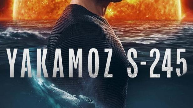Ein Mann steht vor einer Sonne und einem U-Boot, mit dem Titel „Yakamoz S-245“.