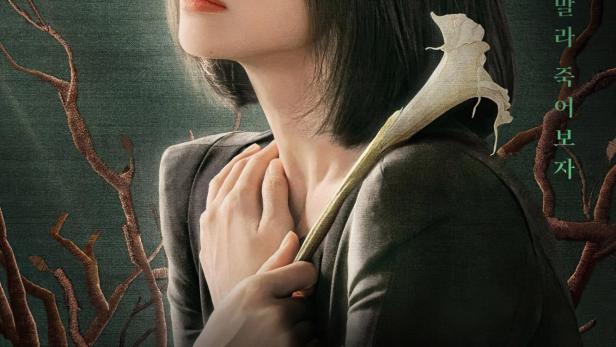 Das Poster für die Netflix-Serie „The Glory“ zeigt eine Frau mit einer weißen Blüte.