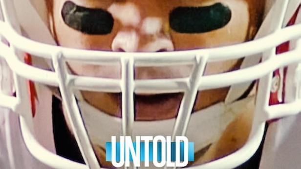 Ein Footballspieler mit Helm, im Vordergrund der Titel „Untold: Swamp Kings“.