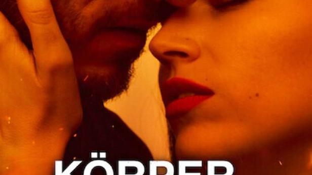 Ein Mann und eine Frau stehen sich in inniger Umarmung gegenüber, Titel „Körper in Flammen“.