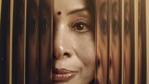 Das Poster für „The Indrani Mukerjea Story: Buried Truth“ zeigt Indrani Mukerjea hinter goldenen Stäben.