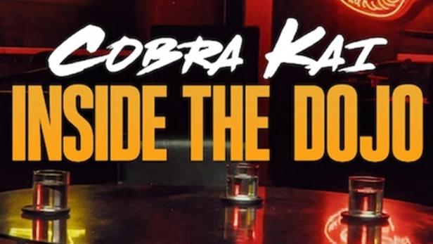 Ein Werbeplakat für „Cobra Kai: Inside the Dojo“ mit Neon Cobra Logo im Hintergrund.