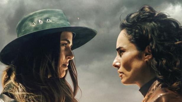 Das Filmplakat für „Die Guerra-Fehde“ zeigt zwei Frauen vor einem stürmischen Himmel.