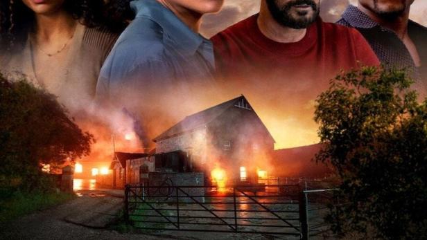 Das Filmplakat für „Ich vermisse dich“ zeigt vier Personen vor einem brennenden Haus.