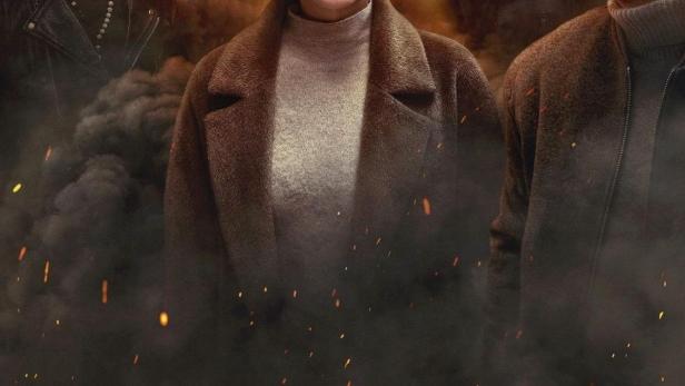 Das Filmplakat für Harlan Cobens „Kein böser Traum“ zeigt vier Personen vor einem Bühnenhintergrund.