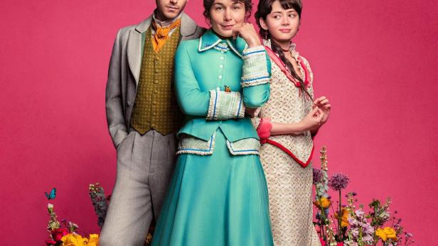 Das Filmplakat für „Manual para Señoritas“ zeigt drei Personen in historischer Kleidung vor einem rosa Hintergrund.