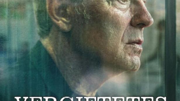 Ein Mann blickt nachdenklich aus dem Fenster, im Hintergrund der Titel „Vergiftetes Vermächtnis“.