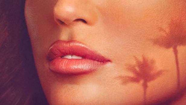 Porträt von Yolanthe Cabau mit dem Schatten einer Palme auf ihrem Gesicht.