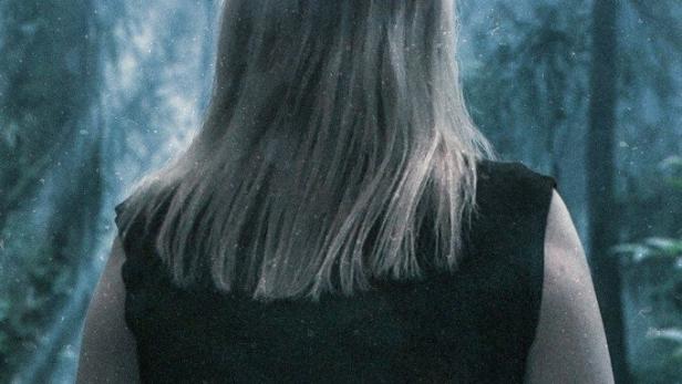 Das Filmplakat für die Netflix-Dokumentation „Elize Matsunaga: Era Uma Vez Um Crime“ zeigt eine Frau im Wald.