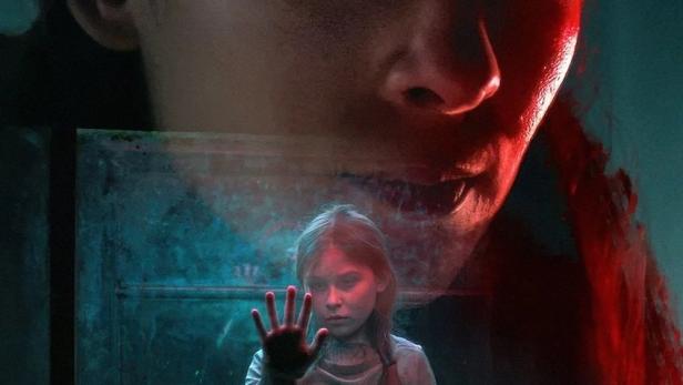 Das Filmplakat für „Die Glaskuppel“ zeigt eine Frau und ein Mädchen hinter Glas.