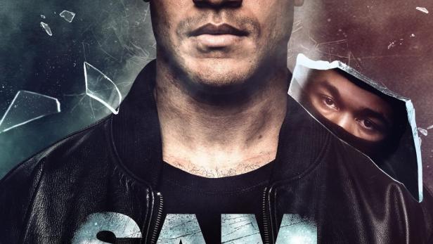 Das Filmplakat für „Sam – Ein Sachse“ zeigt einen Mann mit Lederjacke und Glasscherben.