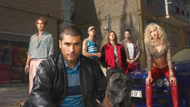 Das Filmplakat zu „Gangs of Madrid: El Inmortal“ zeigt eine Gruppe von Personen und einen Hund vor einem Gebäude.