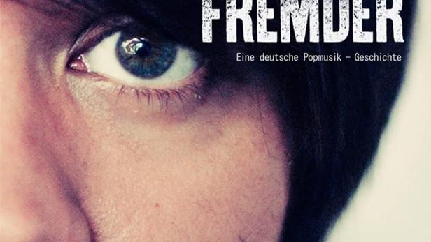 Das Filmplakat für „Wie ein Fremder“ zeigt das Gesicht eines Mannes im Halbdunkel.