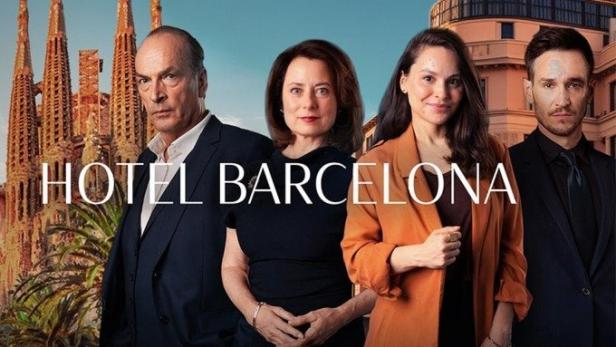 Das Filmplakat für „Hotel Barcelona“ zeigt vier Schauspieler vor der Sagrada Familia.