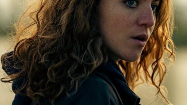 Porträt einer jungen Frau mit lockigem Haar, möglicherweise ein Filmposter für „Juliet“.