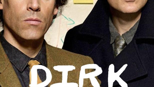 Zwei Männer, vermutlich Schauspieler aus der Serie „Dirk Gentlys holistische Detektei“, stehen vor einer Wand mit Notizen.