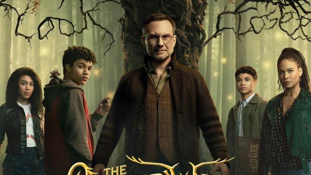 Das Filmplakat für „Die Spiderwick Geheimnisse“ zeigt eine Gruppe von Jugendlichen und einen Mann vor einem Baummonster.