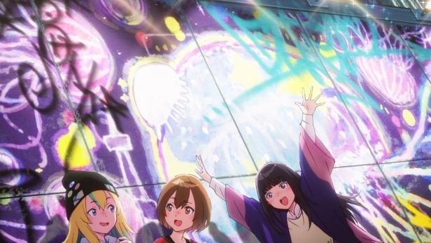 Vier junge Frauen stehen vor einer Wand mit Graffiti, im Hintergrund das Logo von „Jellyfish Can't Swim in the Night“.