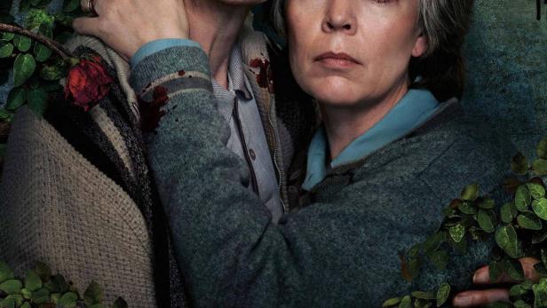 Das Filmplakat zu „Landscapers“ zeigt ein Paar, umgeben von Rosen und Grünzeug.