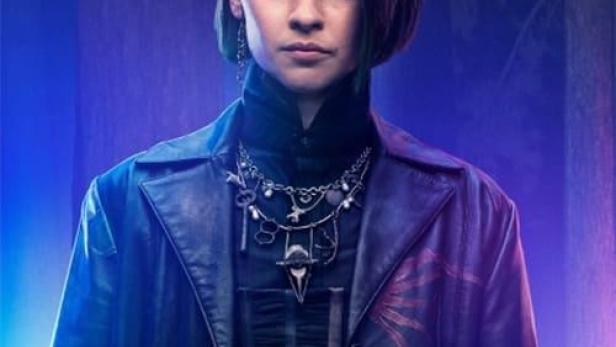 Eine Frau im Gothic-Stil auf einem Werbeplakat für „The Rising“.