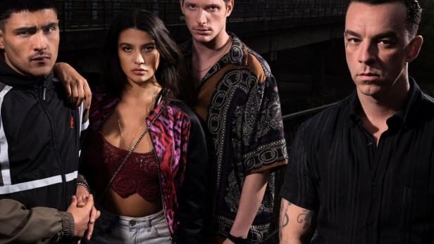 Das Filmplakat zu „Blocco 181“ zeigt vier junge Erwachsene vor einer Brücke.