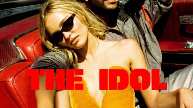 Lily-Rose Depp und The Weeknd sitzen in einem roten Cabriolet für die Serie „The Idol“.