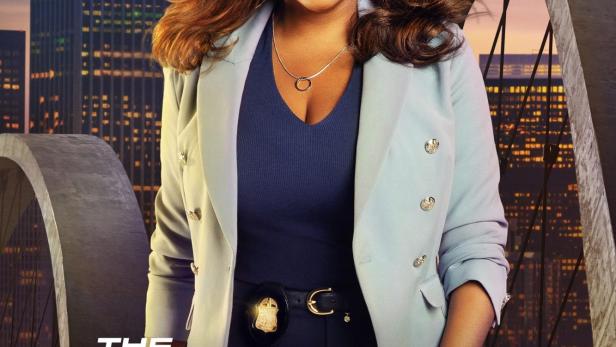 Niecy Nash posiert als Special Agent Simone Clark für „The Rookie: Feds“ vor einer Skyline.