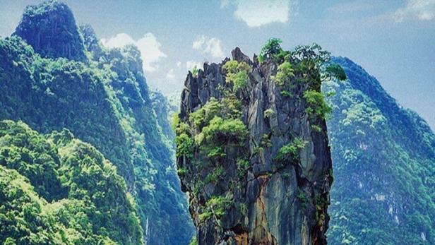 Das Cover der BBC Earth-Dokumentation „Wildes Thailand“ zeigt eine Felseninsel im Meer.