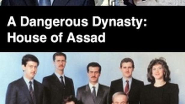 Ein Gruppenfoto der Familie Assad vor einem blauen Hintergrund.