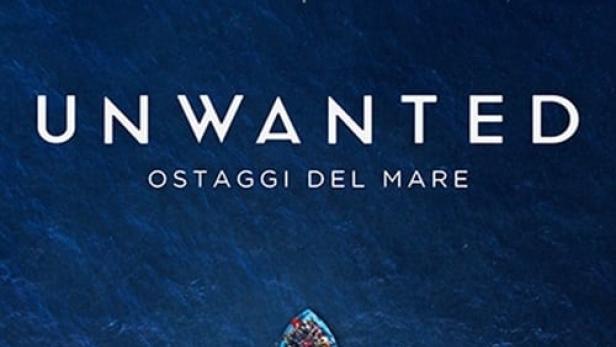 Das Filmplakat für „Unwanted – Ostaggi del mare“ zeigt ein Schiff und ein überfülltes Flüchtlingsboot auf See.