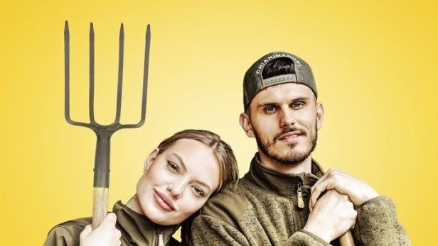 Das Poster für „Unser Hof“ mit Cheyenne und Nino vor gelbem Hintergrund.