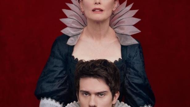 Das Filmplakat zu „Mary & George“ zeigt Julianne Moore und Nicholas Galitzine in historischen Kostümen vor rotem Hintergrund.
