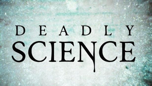 Das Titelbild von „Deadly Science“ zeigt den Titel vor einem verschwommenen, abstrakten Hintergrund.