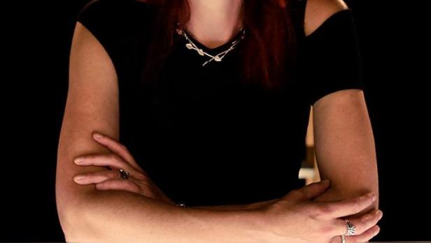 Professor Alice Roberts präsentiert die BBC-Sendung „Digging for Britain“.