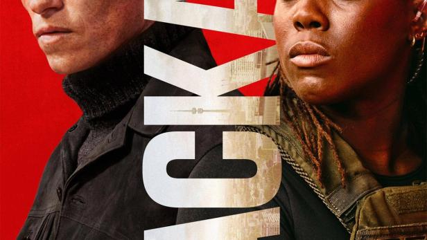 Das Filmplakat für „The Day of the Jackal“ zeigt Eddie Redmayne und Lashana Lynch vor rotem Hintergrund.