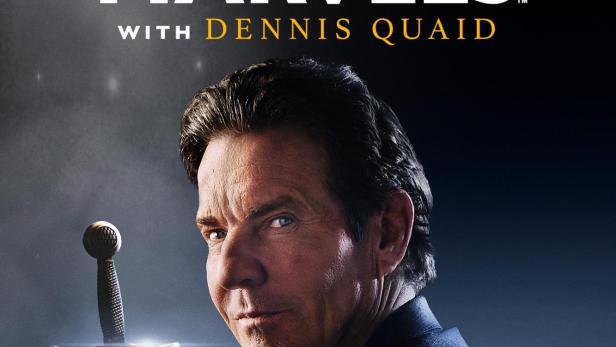 Das Poster für „Holy Marvels“ mit Dennis Quaid und einem Schwert im Stein.