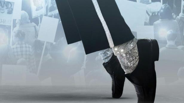 Das Cover für „Der Prozess gegen Michael Jackson“ zeigt seine Füße und Protestierende im Hintergrund.