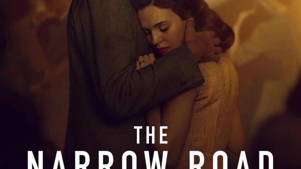 Ein Mann umarmt eine Frau auf dem Filmplakat zu „The Narrow Road to the Deep North“.