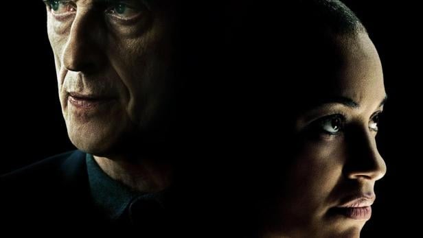 Das Filmplakat für „Criminal Record“ zeigt Peter Capaldi und Cush Jumbo vor einem Gefängnisgitter.