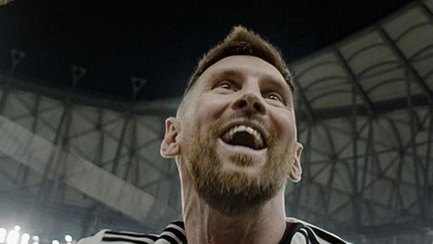 Lionel Messi jubelt mit dem WM-Pokal im Hintergrund für die Serie „Captains of the World“.