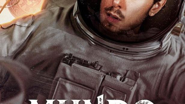 Ein Mann im Astronautenanzug, gesehen auf dem Cover der Netflix-Serie „Mundo Mistério“.