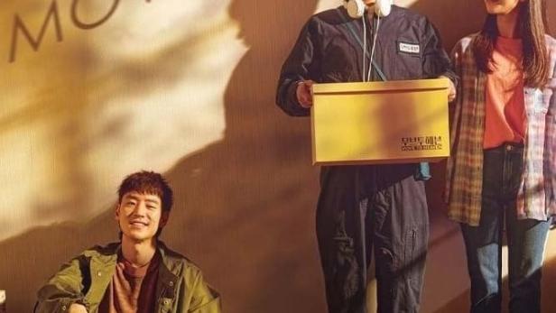 Drei Darsteller posieren für ein Werbeplakat der koreanischen Fernsehserie „Move to Heaven“.