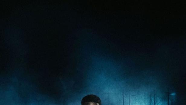 Das Filmplakat für „True Story“ zeigt Kevin Hart vor einem Auto.