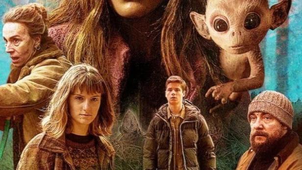 Das Filmplakat für „Elfen“ zeigt eine Gruppe von Menschen und eine Kreatur vor einem Waldhintergrund.