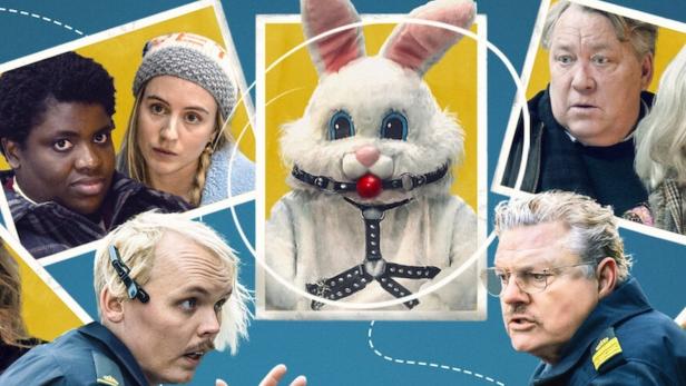 Das Poster für „Folk med Ångest“ zeigt Polizisten und einen Mann im Hasenkostüm.