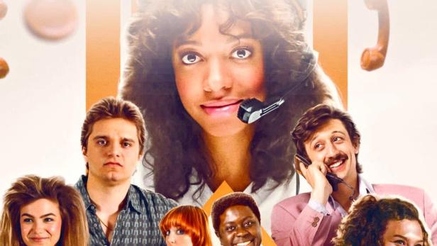 Das Filmplakat für „Dirty Lines“ zeigt eine Gruppe von Personen und einen roten Sportwagen.